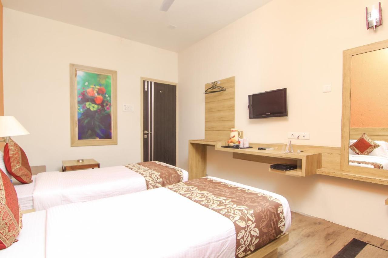 Hotel R B International Варанаси Экстерьер фото