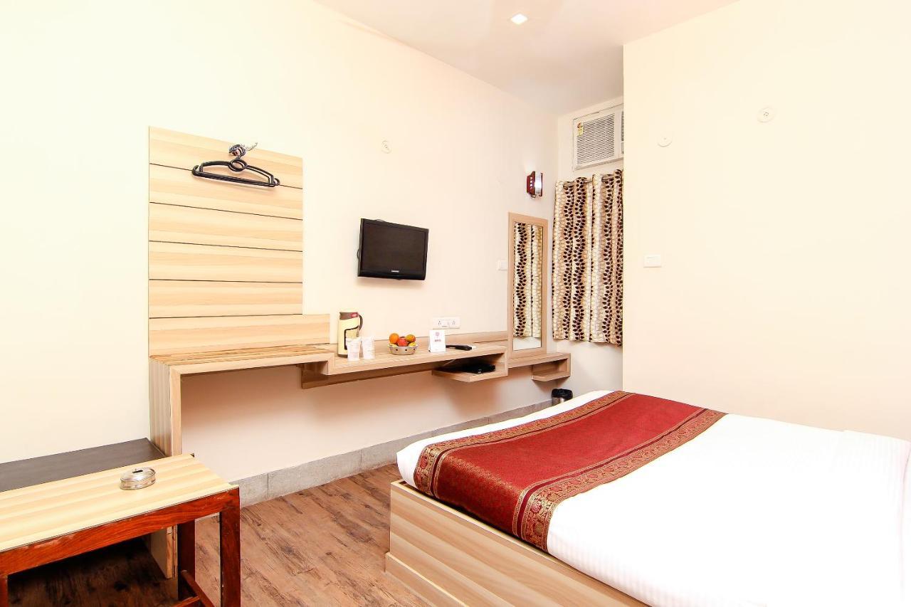 Hotel R B International Варанаси Экстерьер фото
