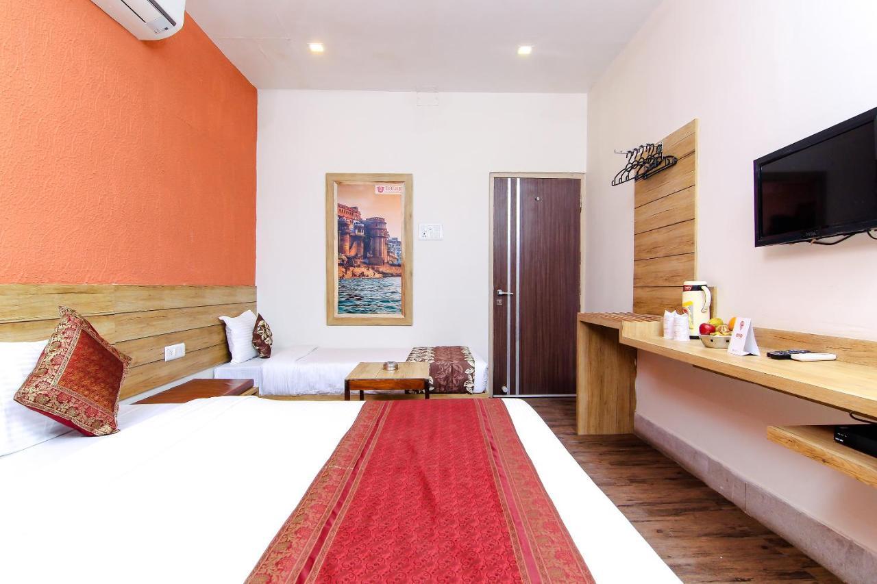 Hotel R B International Варанаси Экстерьер фото
