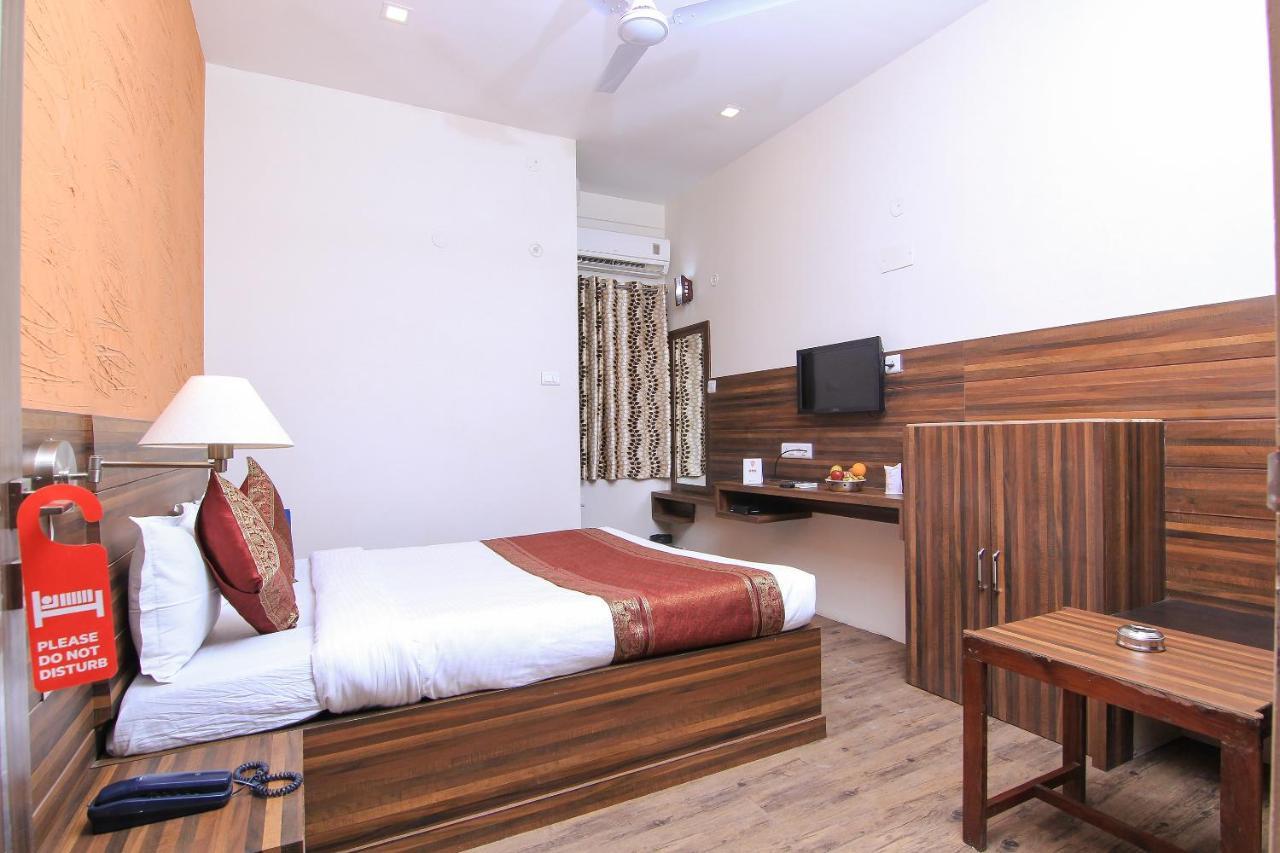 Hotel R B International Варанаси Экстерьер фото
