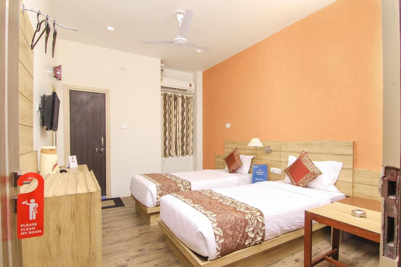 Hotel R B International Варанаси Экстерьер фото