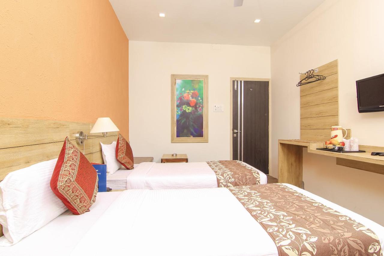Hotel R B International Варанаси Экстерьер фото