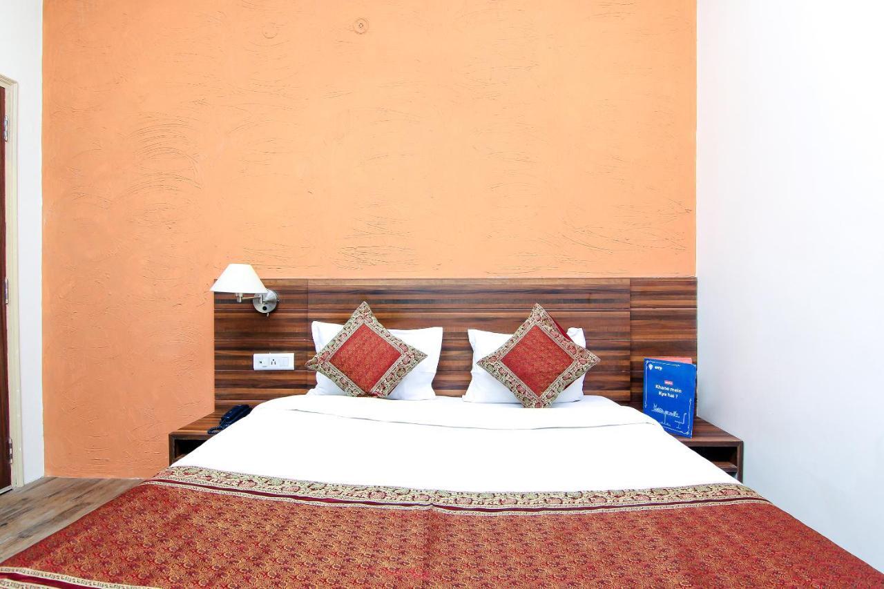 Hotel R B International Варанаси Экстерьер фото
