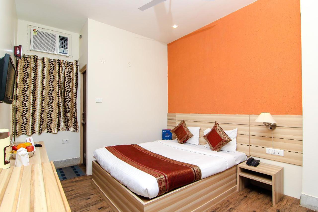 Hotel R B International Варанаси Экстерьер фото