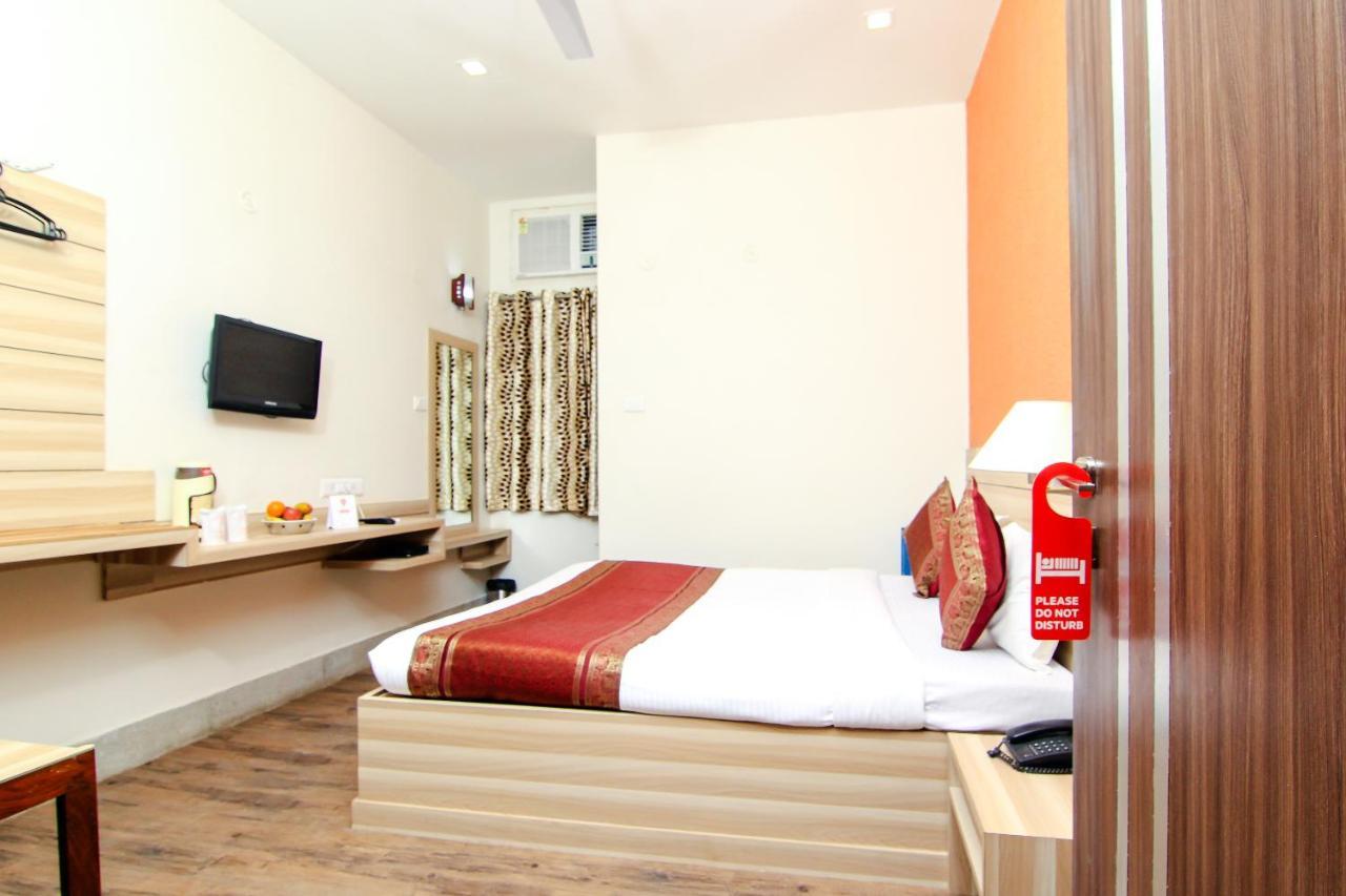 Hotel R B International Варанаси Экстерьер фото