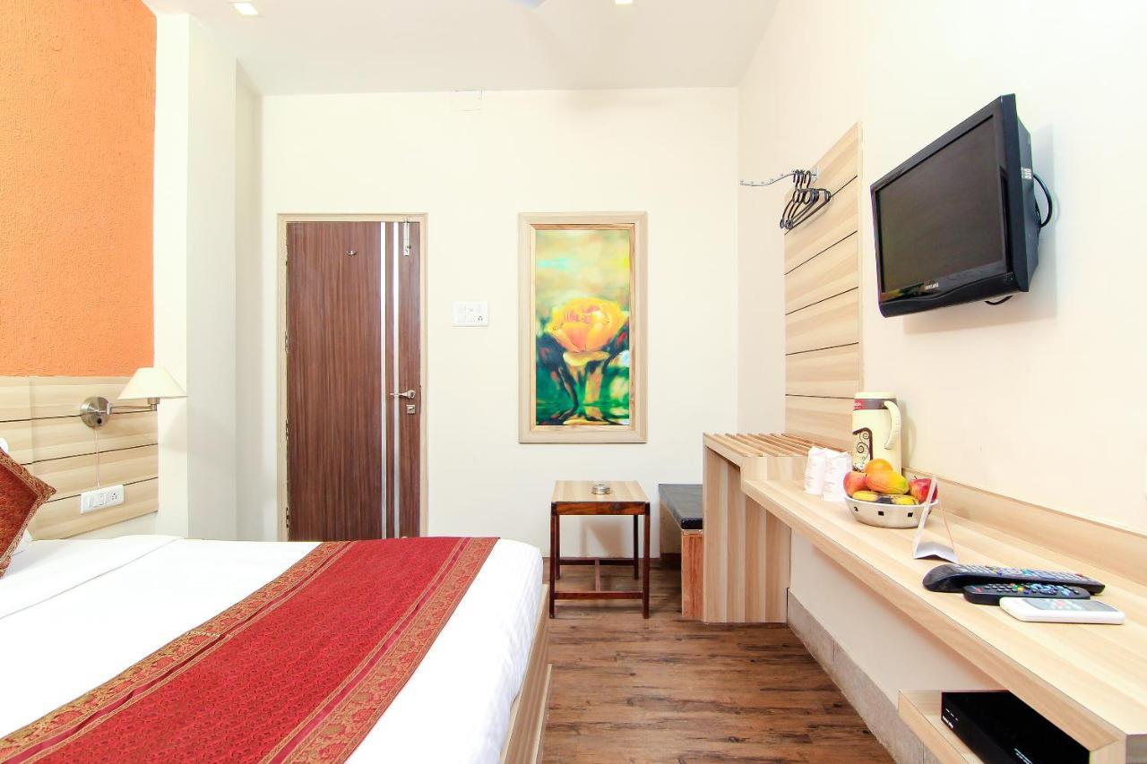 Hotel R B International Варанаси Экстерьер фото