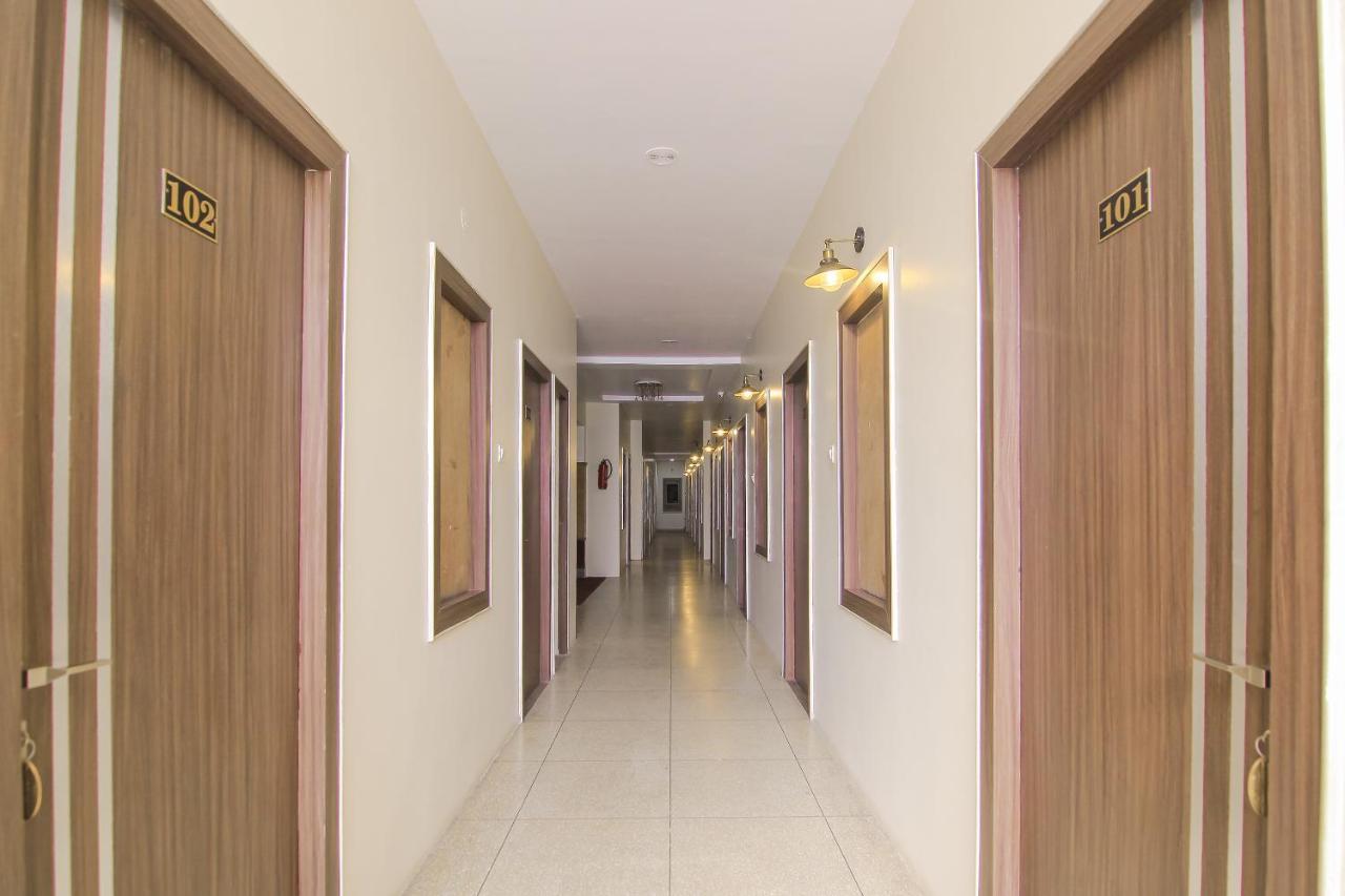 Hotel R B International Варанаси Экстерьер фото