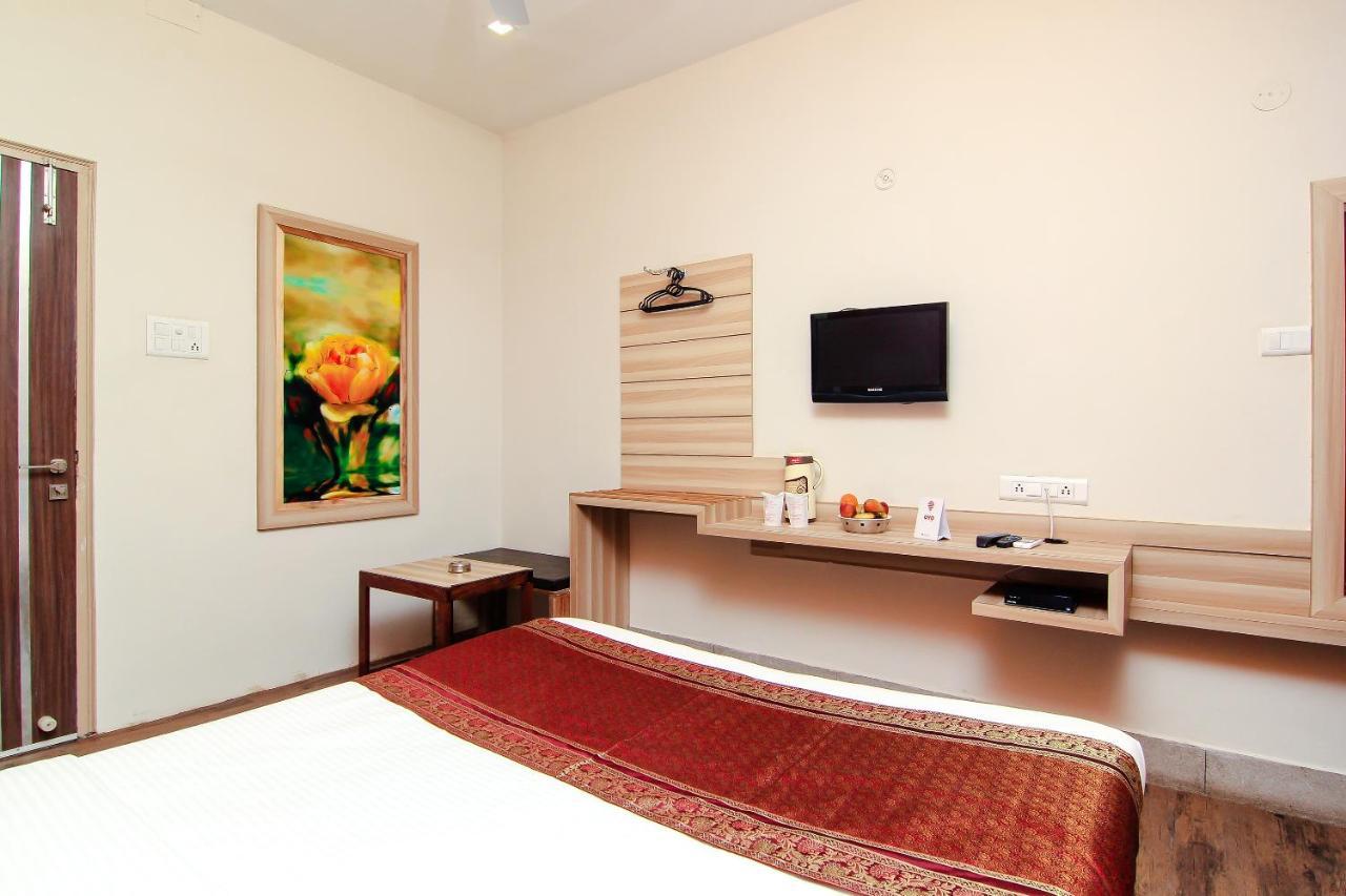 Hotel R B International Варанаси Экстерьер фото