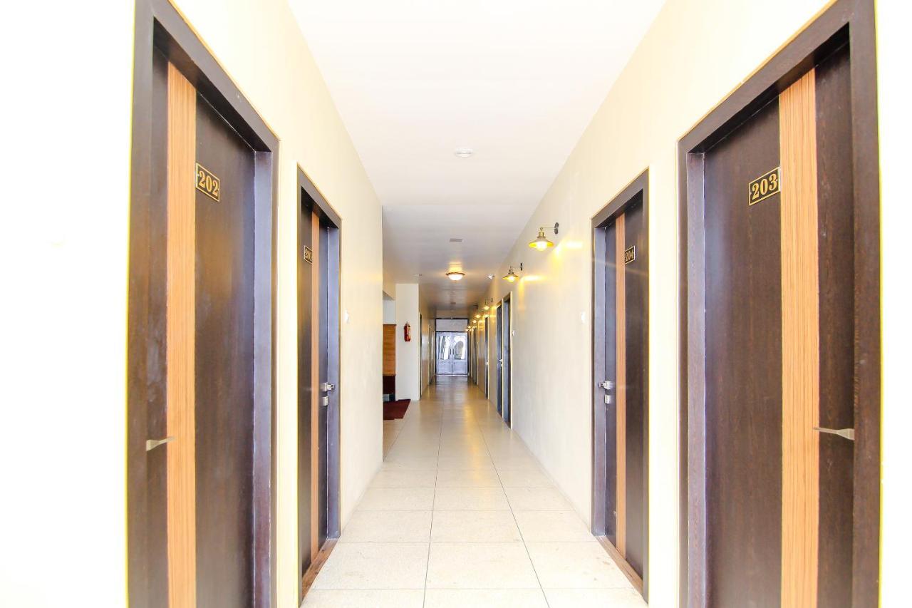Hotel R B International Варанаси Экстерьер фото